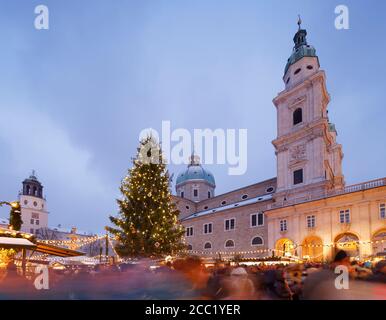 Autriche, Salzbourg, marché de Noël et cathédrale sur la place de la Residenzplatz Banque D'Images