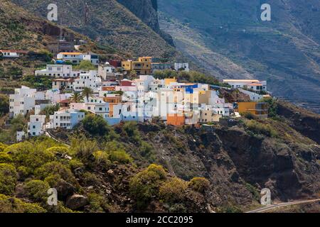 L'Espagne, les falaises en montagne Anaga avec plage Playa del Roque de las Bodegas Banque D'Images