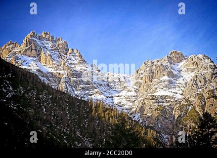 Vue panoramique sur la Haunold Nordrinne ou Rocca dei Baranci Belles montagnes de dolomie des Alpes italiennes de la Fiscalina vallée en hiver Banque D'Images