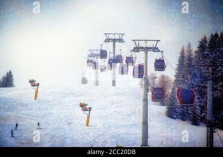 Paysage de chute de neige en Autriche, téléphériques sur une piste de ski avec des skieurs en vacances d'hiver sur les montagnes Tauern Banque D'Images