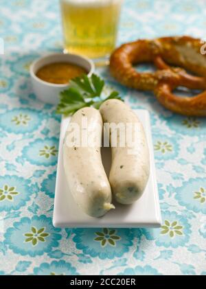 Deux saucisses de veau bavaroise avec bretzel et moutarde douce, close-up Banque D'Images