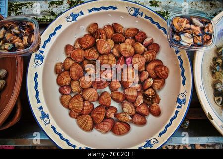 Italie, Pouilles, moules fraîches au marché de poissons Banque D'Images