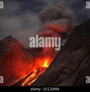 L'Indonésie, vue de l'éruption de lave de l'île volcan Batu Tara Banque D'Images