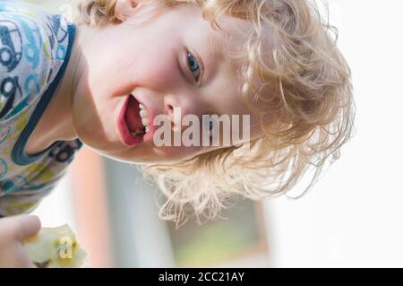 L'Autriche, Portrait of boy eating apple, Close up Banque D'Images