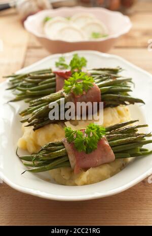 Plat de haricots avec de la purée de pommes de terre et jambon cru, Banque D'Images