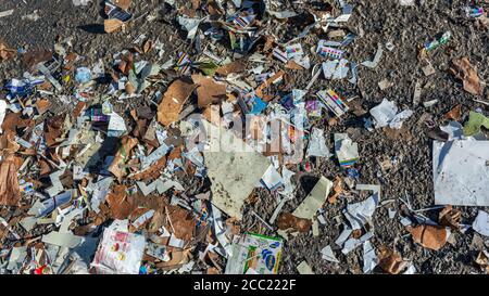 Suède, Orebro, 24.02.2020: Déchets de papier pour recyclage. Arrière-plan des textures de papier, déchets de papier à l'usine de recyclage Banque D'Images