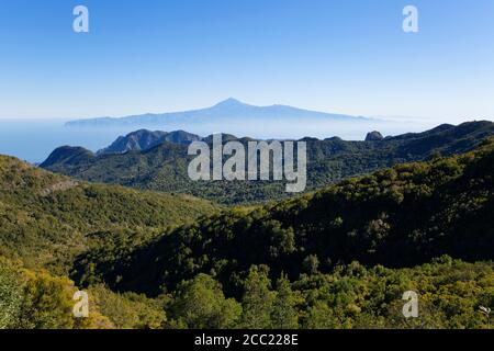 L'Espagne, la Gomera, Vue du Parc National de Garajonay et Tenerife en arrière-plan Banque D'Images