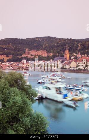 Allemagne, Heidelberg, les gens en bateau sur la rivière Neckar avec château en arrière-plan Banque D'Images
