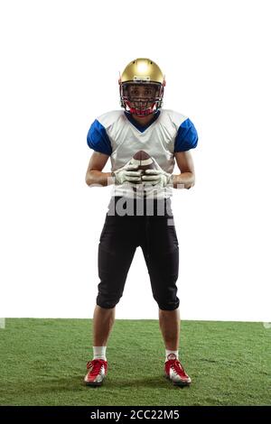 Poser en toute confiance. Joueur américain de football isolé sur fond blanc studio avec copyspace. Sportif professionnel pendant le jeu en action et en mouvement. Concept de sport, mouvement, réalisations. Banque D'Images