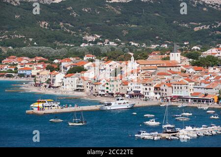 La Croatie, vue de l'île de Krk avec port et ville de Baska Banque D'Images
