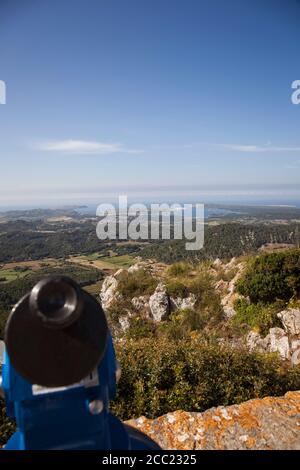 L'Espagne, Minorque, vue de la montagne El Toro avec des jumelles à monnayeur en premier plan Banque D'Images