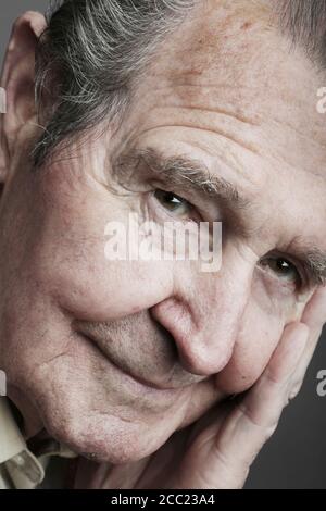 Portrait of senior man smiling, portrait Banque D'Images