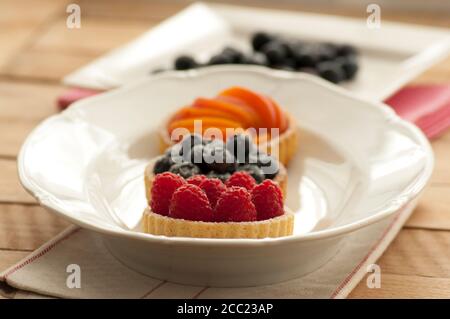 Tartelettes aux fruits, abricots, framboises et bleuets Banque D'Images