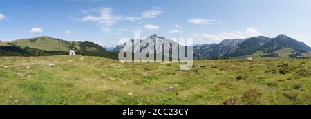 L'Autriche, vue de l'alp pâturage avec chapelle de Postalm Rinnkogel montagne en arrière-plan Banque D'Images