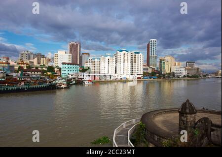 Philippines, île de Luzon, Manille, vue générale depuis les intramuros, rivière Pasig Banque D'Images