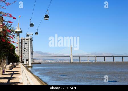 Europe, Portugal, Lisbonne, Parque das Nacoes, vue sur le pont Vasco da Gama et la tour Vasco da Gama avec téléphérique au-dessus du Tage Banque D'Images