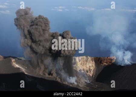 L'Italie, la Sicile, le volcan Stromboli en éruption de cendres Banque D'Images