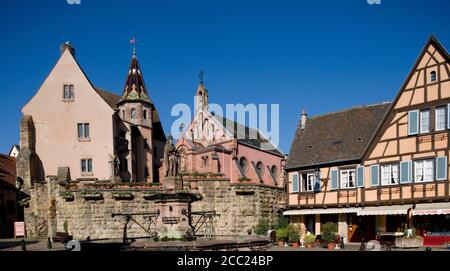 France, Alsace, Eguisheim, Forteresse et chapelle, fontaine en premier plan Banque D'Images