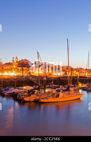 Le Portugal, Lagos, vue de yachts et de ville en arrière-plan Banque D'Images