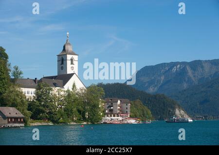 L'Autriche, voir l'église de pèlerinage de Saint Wolfgang, à lac Wolfgangsee en premier plan Banque D'Images