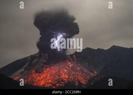 Japon, vue de la foudre et de la lave qui éclate du volcan Sakurajima Banque D'Images