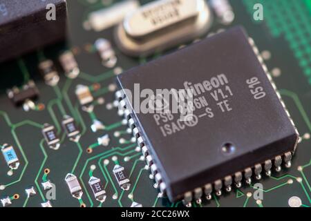 Timisoara, Roumanie - 30 avril 2020 : gros plan d'un circuit intégré d'interface télécom Infineon PSB 2186N. Composants électroniques. Banque D'Images