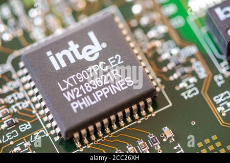 Timisoara, Roumanie - 30 avril 2020 : gros plan d'un émetteur-récepteur ethernet Intel LXT907PC-E2. Composants électroniques. Banque D'Images