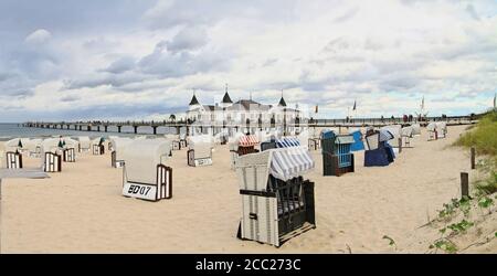 Allemagne, Eifel, Nice, voir des phoques à capuchon, chaises de plage au bord du lac Banque D'Images