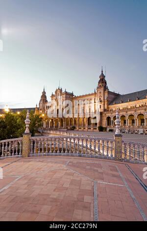 Espagne, Andalousie, vue sur la Plaza de Espana à Séville Banque D'Images