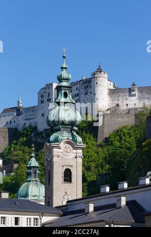 Autriche, Salzbourg, Vue du château de Hohensalzburg et St Peter's Abbey Banque D'Images