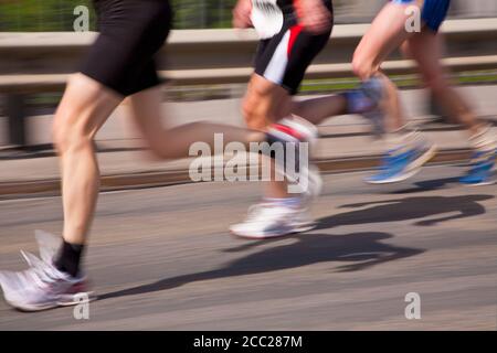 Allemagne, Bade-Wurtemberg, Stuttgart, trois coureurs en mouvement pendant le semi-marathon Banque D'Images