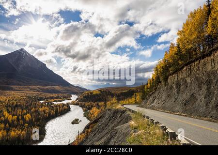 USA, Alaska, vue de la rivière Matanuska et King Mountain Banque D'Images