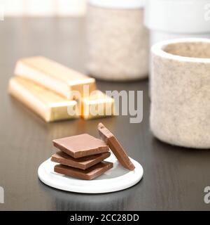 Pile de morceaux de chocolat noir, close-up Banque D'Images