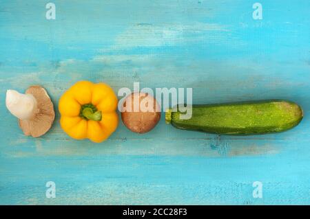 Les courgettes, les champignons et le poivron jaune sur la table, Close up Banque D'Images