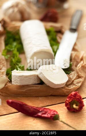 Le fromage de chèvre avec le piment de cayenne, Banque D'Images