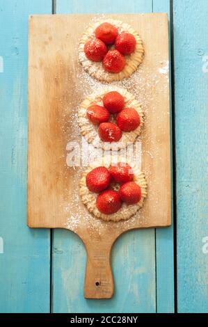 Tartelettes aux fraises sur planche, Close up Banque D'Images