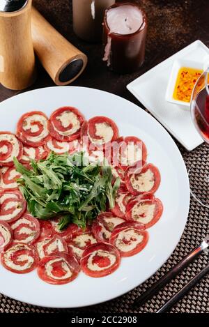 pain de viande avec fromage doux, arugula et sauce Banque D'Images