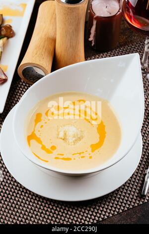 soupe de fromage dans une assiette blanche Banque D'Images