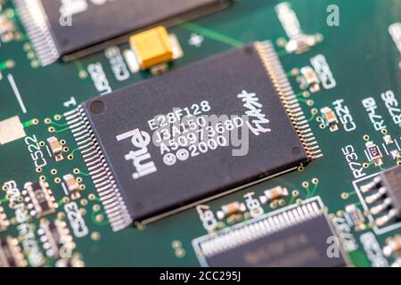 Timisoara, Roumanie - 30 avril 2020 : gros plan d'une mémoire Intel E28F128 J3A150 StrataFlash. Composants électroniques. Banque D'Images