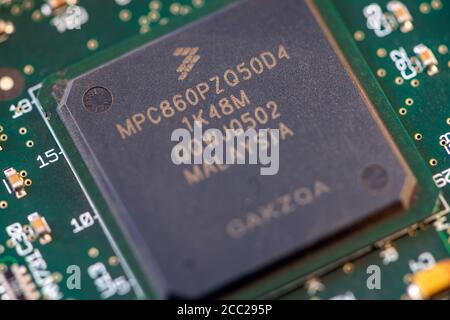 Timisoara, Roumanie - 30 avril 2020 : gros plan d'un microprocesseur NXP MPC860PZQ50D4. Composants électroniques. Banque D'Images