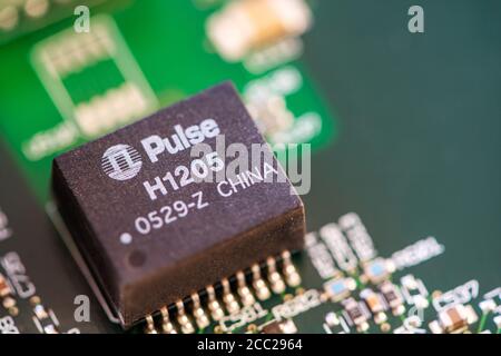 Timisoara, Roumanie - 30 avril 2020 : gros plan d'un composant électronique Pulse H1205 Banque D'Images