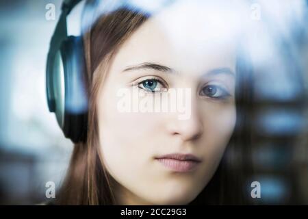Allemagne, Cologne, Portrait of teenage girl listening music avec casque, Close up