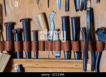 Outil d'artisanat du cuir à la main sur le sol en bois backgrounde Banque D'Images