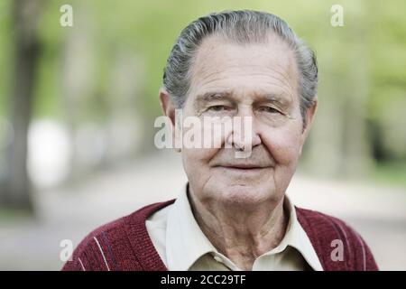 Allemagne, Cologne, Portrait of senior man in park, Close up Banque D'Images