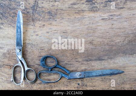 Outil pour cuir centre artisanal. Ciseaux professionnels en backgrounde. Banque D'Images