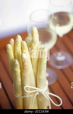 L'Allemagne, l'asperge avec le vin blanc sur la table en bois Banque D'Images