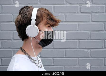 jeune homme adolescent portant un masque et un casque Banque D'Images