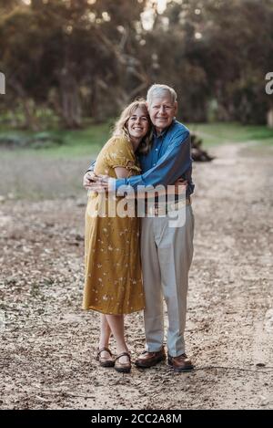 Portrait d'une femme adulte et d'un père senior qui s'embrasse dans le parc Banque D'Images