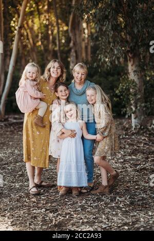 Portrait de la famille multigénérationnelle des femmes embrassant l'extérieur Banque D'Images