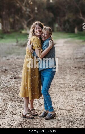 Portrait d'une femme adulte et d'une mère âgée qui embrasse le parc Banque D'Images